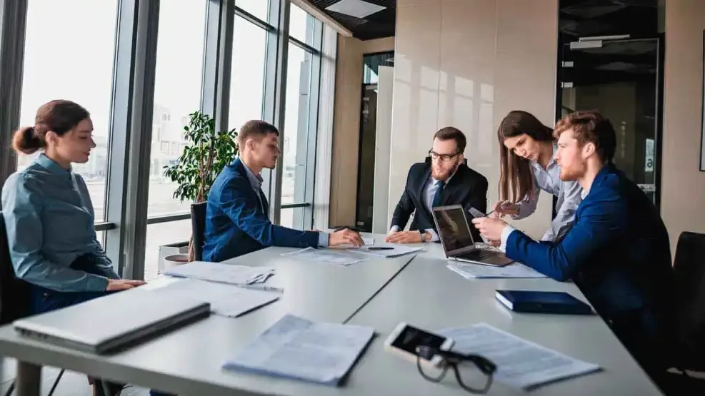 Personas colaborando en un entorno ágil